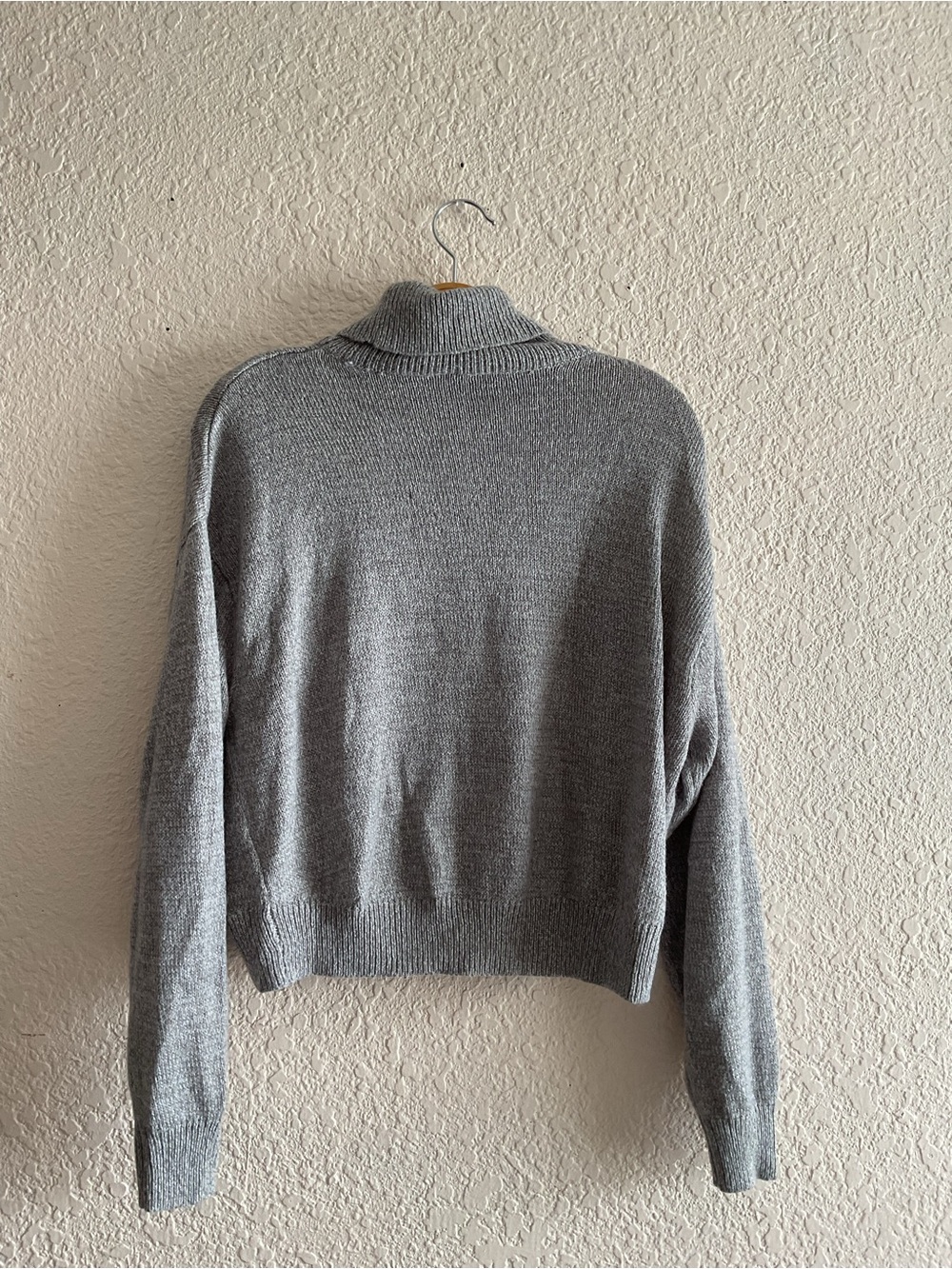H&M Light Gray Cropped Turtleneck Sweater - Picture 2 of 3